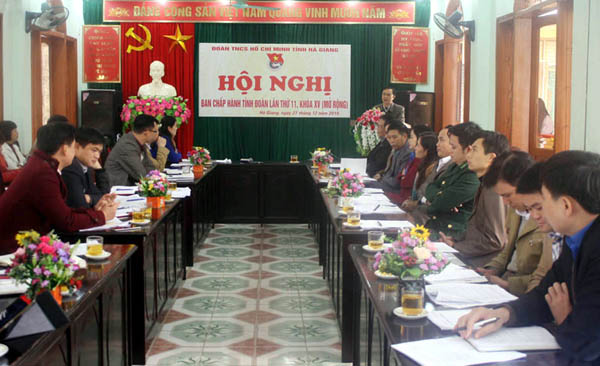 Đồng chí Thào Hồng Sơn, Phó Bí thư Thường trực tỉnh ủy, Trưởng đoàn ĐBQH khóa XIII của tỉnh phát biểu tại Hội nghị.