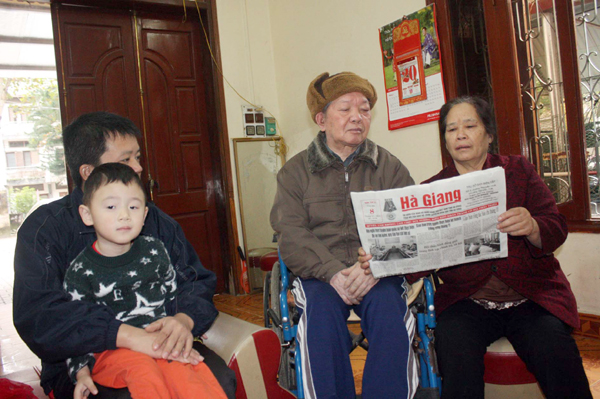 Bác Giàng Văn Quẩy quây quần cùng gia đình.