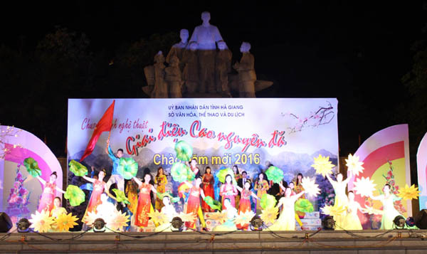 Tiết mục ca ngợi Đảng vinh quang, Bác Hồ vĩ đại của đoàn nghệ thuật tỉnh
