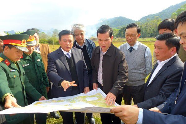 Đồng chí Nguyễn Xuân Thắng, cùng các thành viên trong đoàn công tác thăm khu Dinh thự Nhà Vương, xã Sà Phìn (Đồng Văn).