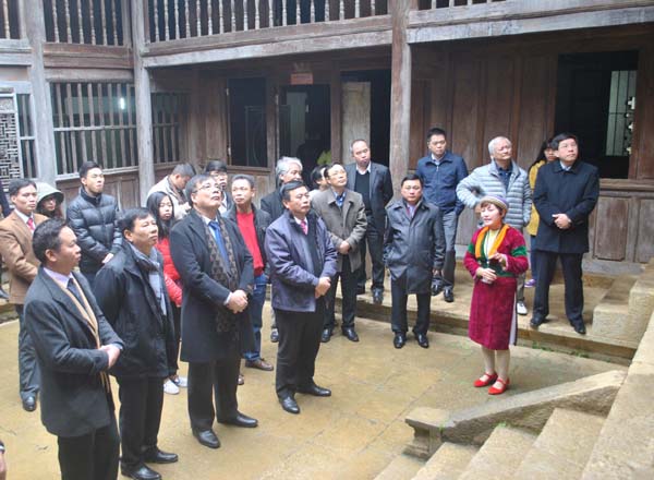 Chủ tịch Viện Hàn lâm Khoa học xã hội Việt Nam Nguyễn Xuân Thắng; Bí thư Tỉnh ủy Triệu Tài Vinh cùng đoàn công tác và các đồng chí lãnh đạo tỉnh, Bộ CHQS tỉnh khảo sát khu quy hoạch sân bay Phong Quang.