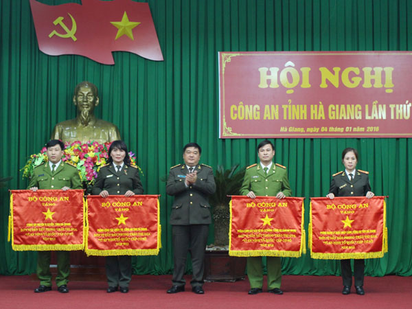 Đại tá Hầu Văn Lý, Ủy viên BTV Tỉnh ủy, Giám đốc Công an tỉnh trao cờ thi đua của Bộ Công an cho các cá nhân, tập thể có thành tích xuất sắc