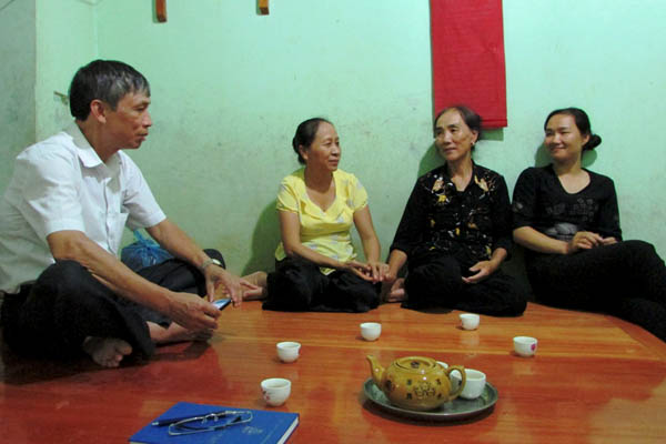 Hội Khuyến học tỉnh thăm gia đình cô Nguyễn Thị Ngọ ở thôn Khuôn Áng, thị trấn Yên Minh - gia đình hiếu học tiêu biểu của huyện Yên Minh  (Cô Ngọ ngồi thứ 2, bên tay phải vào).