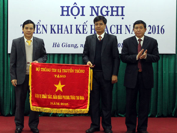 Lãnh đạo Sở Thông tin và truyền thông trao Cờ thi đua của Bộ thông tin và truyền thông cho lãnh đạo Bưu điện tỉnh – đơn vị xuất sắc, dẫn đầu Phong trào thi đua năm 2015.