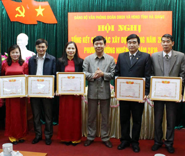 Nhiều tập thể, cá nhân được khen thưởng vì đã có thành tích xuất sắc trong năm 2015