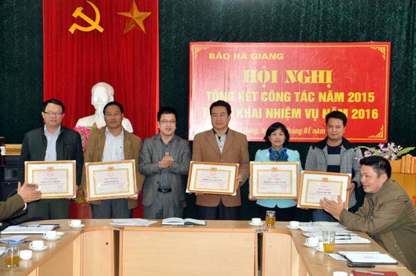 Phó Tổng biên tập Nguyễn Trung Thu trao Giấy khen của Ban Biên tập cho các tập thể có thành tích xuất sắc trong năm 2015.