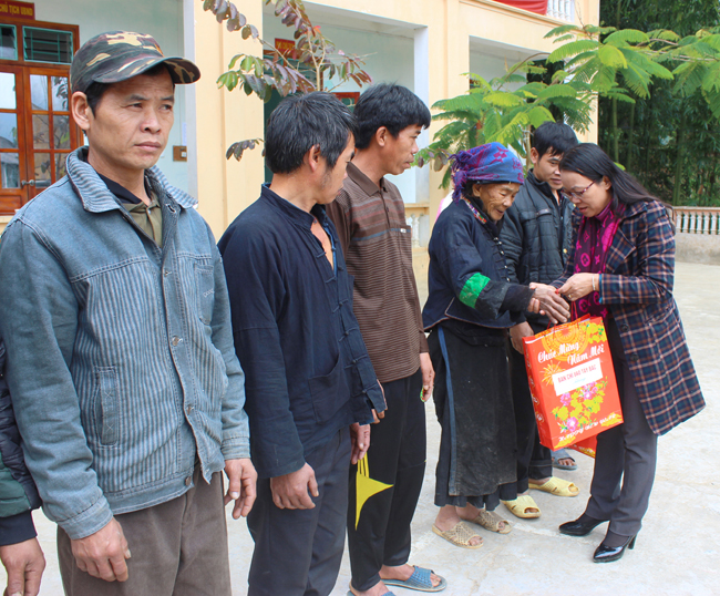 Đồng chí Hoàng Thị Hạnh, Trưởng Ban Chỉ đạo Tây Bắc thăm, tặng quà cho các gia đình có hoàn cảnh khó khăn tại xã Pố Lồ (Hoàng Su Phì).