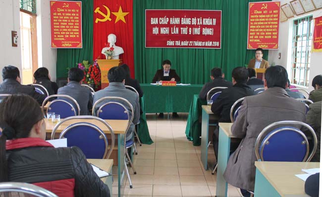 Đồng chí Nguyễn Trung Thu, Ủy viên BCH Đảng bộ tỉnh, Phó Tổng Biên tập Báo Hà Giang phát biểu tại hội nghị BCH Đảng bộ xã Sủng Trà (Mèo Vạc).
