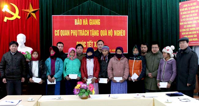 Đoàn công tác Báo Hà Giang trao tặng quà cho hộ đặc biệt khó khăn xã Pải Lủng (Mèo Vạc).
