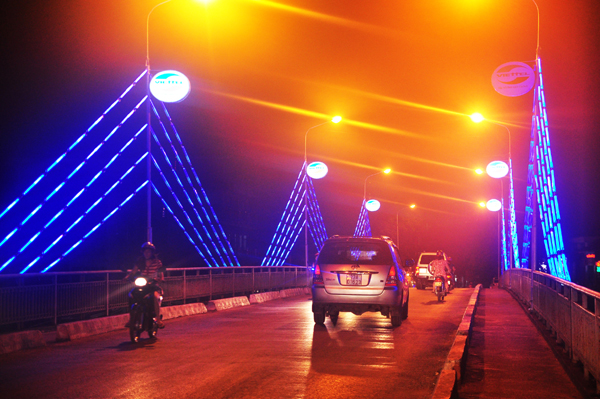 Trong năm 2015, thành phố đặc biệt chú trọng công tác trang trí, trang hoàng đô thị.  Trong ảnh:  Lung linh cầu Yên Biên II.