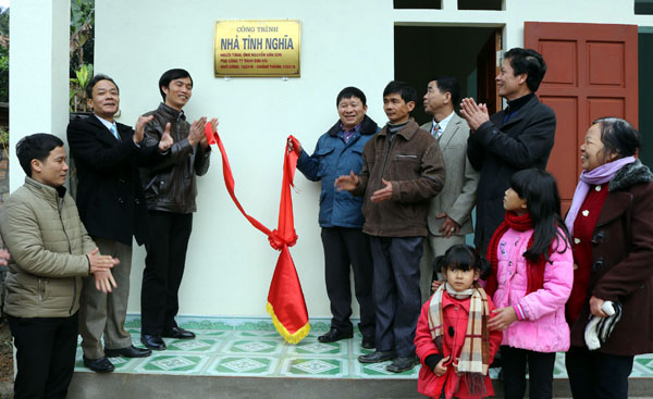 Công ty TNHH Sơn Hải trao nhà tình nghĩa cho hộ ông Trần Hồng Thành ở tổ 2, phường Nguyễn Trãi .