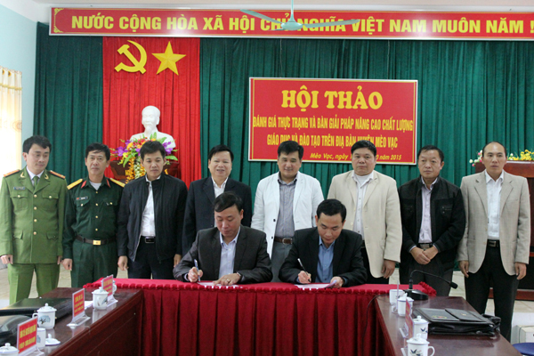 Trưởng phòng GD&ĐT huyện Mèo Vạc ký cam kết với Chủ tịch UBND huyện về thực hiện nhiệm vụ công tác giáo dục.