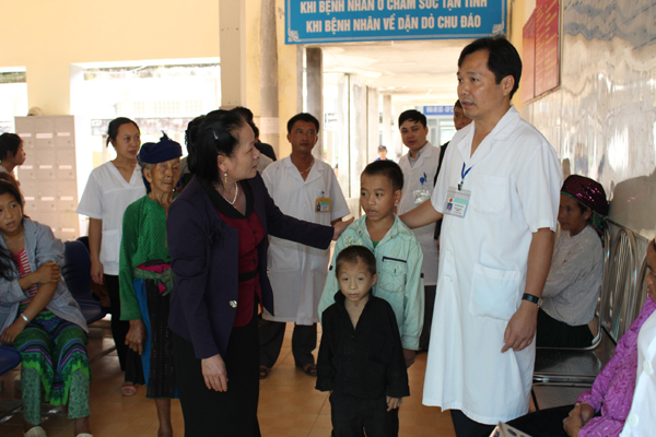 Lãnh đạo cùng y, bác sỹ Bệnh viện Đa khoa Mèo Vạc thường xuyên quan tâm, động viên, thăm hỏi bệnh nhân.
