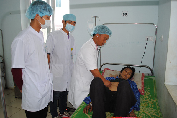 Đội ngũ y, bác sỹ Bệnh viện Đa khoa Mèo Vạc ân cần chăm sóc bệnh nhân.