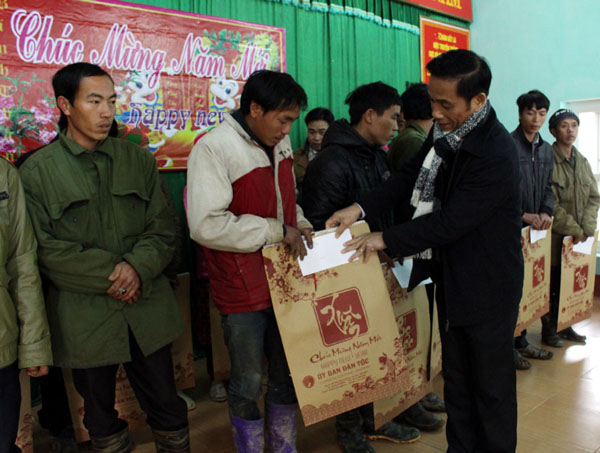 Đoàn công tác của Ủy ban Dân tộc tặng quà Tết cho các hộ nghèo tại xã Lao Chải.