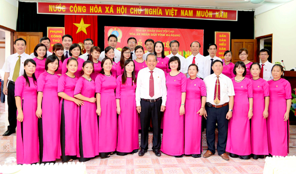 Bí thư T.Ư Đảng, Chánh án Tòa án NDTC Trương Hòa Bình với tập thể TAND tỉnh.