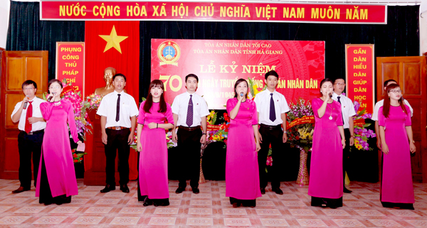 Tiết mục của Đội văn nghệ xung kích cơ quan tại Lễ kỷ niệm 70 năm Ngày truyền thống ngành TAND.