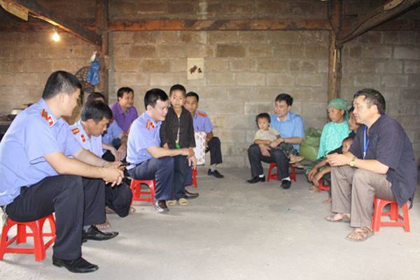 Viện trưởng VKSND Đặng Bình Giang cùng đoàn công tác thăm hỏi gia đình có hoàn cảnh khó khăn tại xã Cán Chu Phìn (Mèo Vạc).