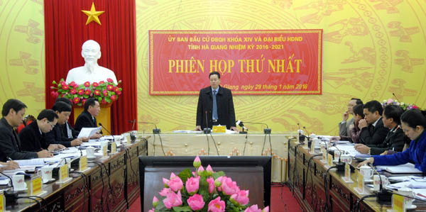 Phó Bí thư Tỉnh ủy, Chủ tịch UBND tỉnh - Chủ tịch Ủy ban bầu cử tỉnh Hà Giang Nguyễn Văn Sơn phát biểu kết luận phiên họp.