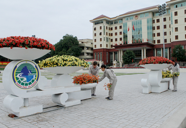 Công nhân Công ty Cổ phần Môi trường Hà Giang trang trí các bồn hoa tại Quảng trường 26/3.