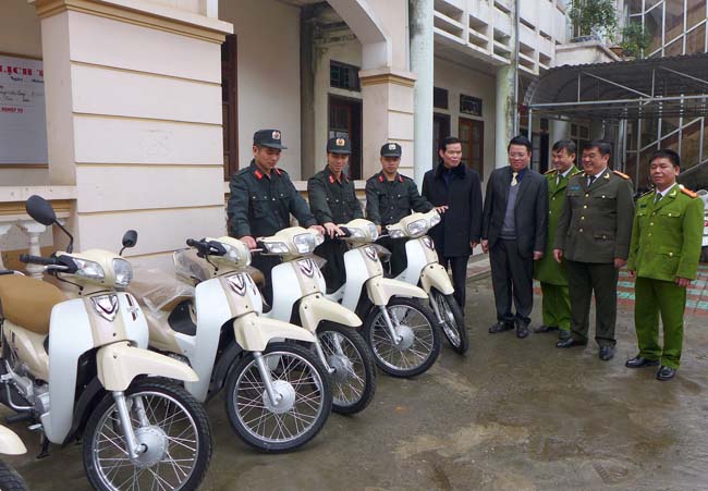 Bí thư Tỉnh ủy đã vận động một số doanh nghiệp đóng chân trên địa bàn tỉnh hỗ trợ 15 xe motor trang bị cho lực lượng Cảnh sát cơ động thực hiện nhiệm vụ.