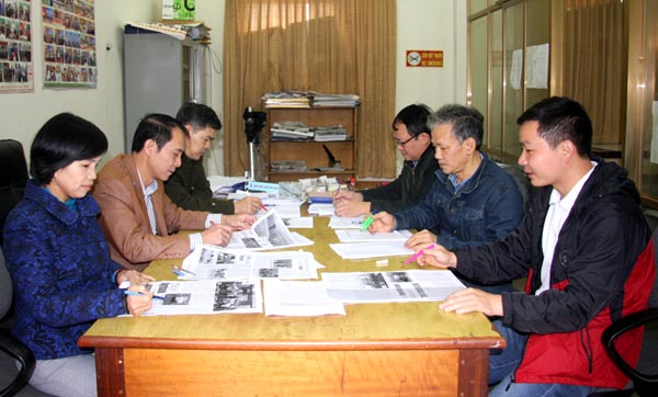 Các “tay thợ” sành nghề “cắt, gọt” được Ban biên tập Báo Hà Giang huy động cho số Báo Xuân 2016.  Ảnh: HIẾN CHƯƠNG