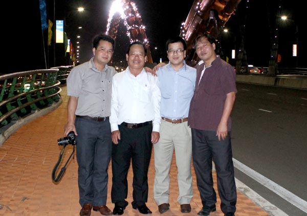 Trên cầu Rồng thành phố Đà Nẵng. Ảnh chụp nhân dịp Hội thảo Báo Đảng khu vực miền Trung và Tây nguyên (lần thứ 5 – vòng IV) với chủ đề “Chủ quyền Việt Nam ở Biển Đông trên Báo Đảng”. 	 Ảnh: Thế Học