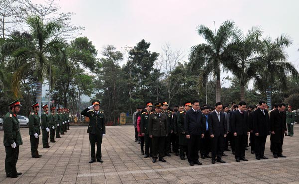Các đồng chí lãnh đạo tỉnh tưởng nhớ các anh hùng Liệt sỹ tại Nghĩa trang Liệt sỹ Quốc gia, huyện Vị Xuyên.