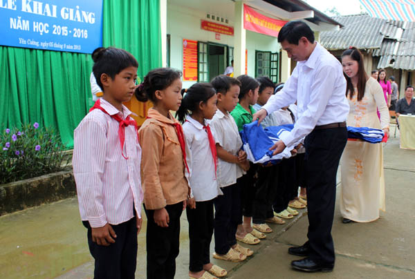 Bí thư Huyện ủy Bắc Mê Nguyễn Văn Chung trao áo ấm mùa đông cho học sinh nghèo, vượt khó học giỏi (Trường Tiểu học Yên Cường II, xã Yên Cường).