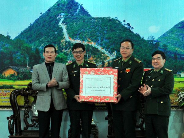 Bí thư Tỉnh ủy Triệu Tài Vinh tặng quà, chúc Tết cán bộ, chiến sỹ Bộ chỉ huy Bộ đội Biên phòng tỉnh.