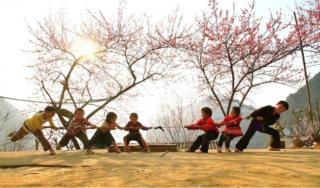 Trẻ em vùng cao vui chơi trong tiết trời đầu Xuân. Ảnh:TƯ LIỆU