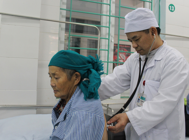 Khám cho người bệnh tắc nghẽn phổi mạn tính tại Khoa Lão khoa Bệnh viện Đa khoa tỉnh.