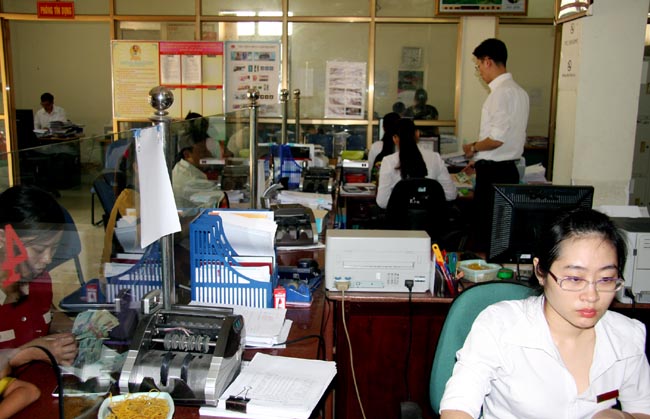 Cán bộ CCVC Ngân hàng Nông nghiệp huyện Quang Bình tạo điều kiện cho người dân vay vốn theo Nghị định 55 của Chính phủ để phát triển kinh tế.