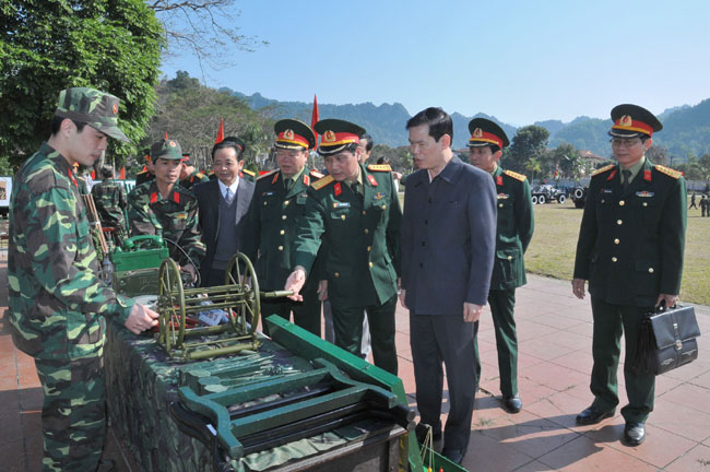 Bí thư Tỉnh ủy Triệu Tài Vinh cùng các đại biểu tham quan mô hình học cụ huấn luyện của Bộ CHQS tỉnh tại Lễ ra quân huấn luyện năm 2016.