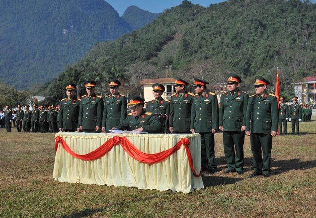 Ký cam kết thi đua huấn luyện năm 2016 giữa các đơn vị trực thuộc Bộ CHQS tỉnh tại Lễ ra quân huấn luyện năm 2016.