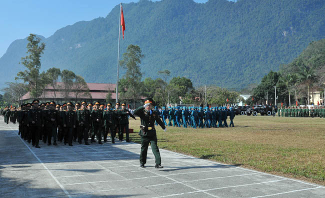 Duyệt đội ngũ biểu dương lực lượng tại Lễ ra quân huấn luyện năm 2016.