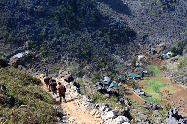 Muốn vào đến thôn Séo Sả Lủng chỉ có đi bộ vượt qua các nương đá tai mèo...