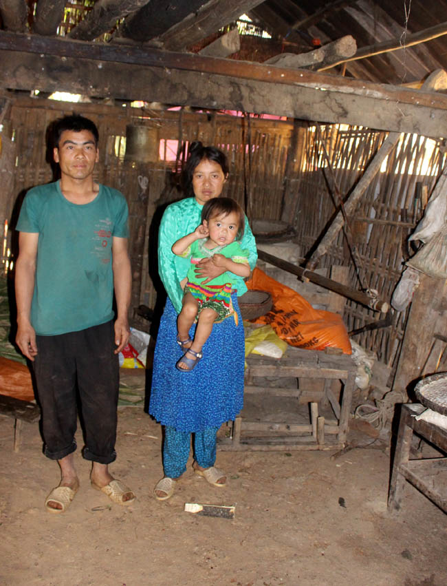 Gia đình anh Lầu Mí Sàng bên trong căn nhà tềnh toàng của mình.