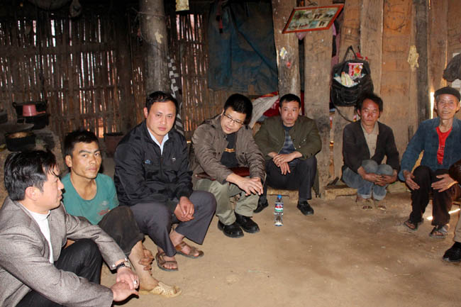 Lãnh đạo Báo Hà Giang và xã Pải Lủng tìm hiểu đời sống của bà con nhân dân trong thôn. Trong ảnh: Đoàn công tác tại nhà anh Lầu Mí Sàng, thôn Séo Sả Lủng.