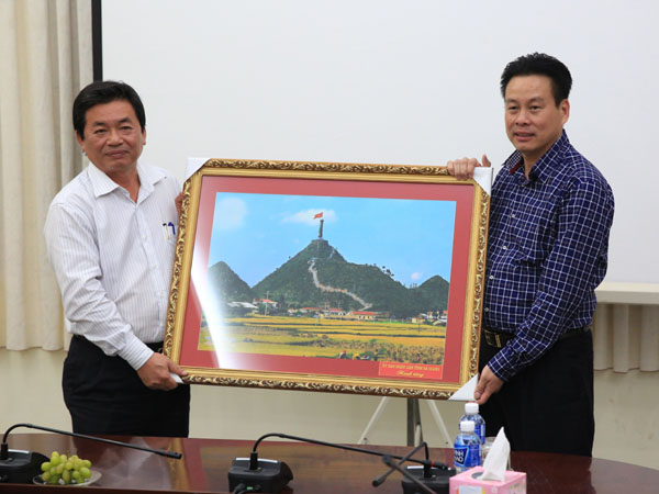 Chủ tịch UBND tỉnh Nguyễn Văn Sơn tặng bức ảnh Cột cờ Lũng Cú cho lãnh đạo tỉnh Ninh Thuận 