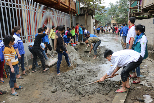 Sau Lễ phát động, các đoàn viên, thanh niên huyện Bắc Mê tham gia làm đường bê-tông nông thôn tại thôn Nà Nèn, thị trấn Yên Phú.
