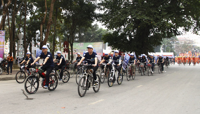 Các đại biểu tham gia đạp xe tuyên truyền hưởng ứng Giờ Trái đất 2016.