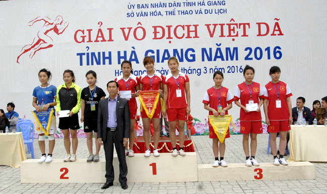 Đồng chí Hoàng Văn Kiên, Giám đốc Sở Văn hóa, Thể thao và Du lịch Trao giải cho nội dung đồng đội nữ chính..
