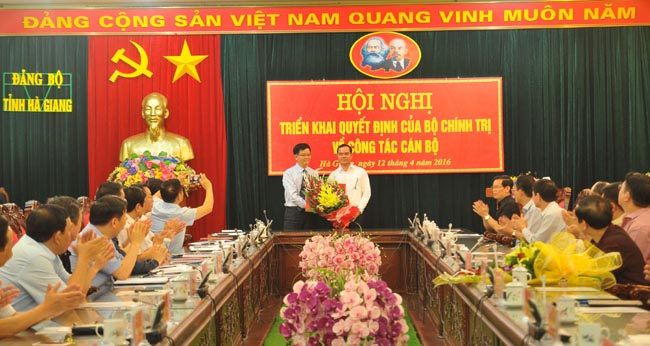 Đồng chí Mai Văn Chính, Ủy viên T.Ư Đảng, Phó trưởng Ban Tổ chức T.Ư trao Quyết định của Bộ Chính trị về việc điều động, phân công công tác đối với đồng chí Nguyễn Đình Khang.