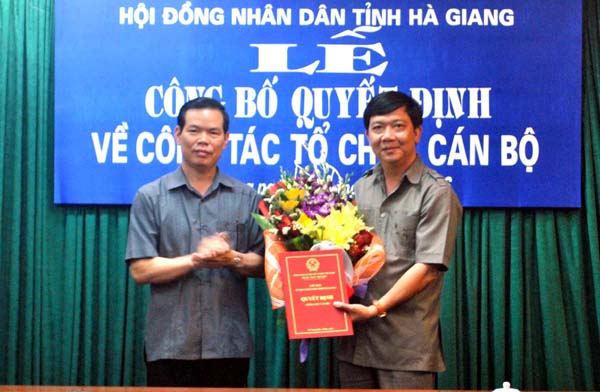Bí thư Tỉnh ủy, Triệu Tài Vinh trao quyết định, chúc mừng đồng chí Nguyễn Khánh Lâm.