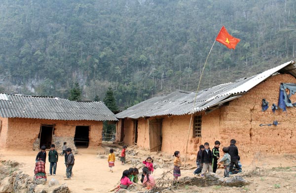 Những gì các em học sinh nơi đây có để chơi đùa trong giờ ra chơi là đất và đá.