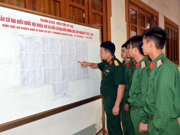 Cử tri cơ quan Bộ CHQS tỉnh theo dõi danh sách  niêm yết cử tri.