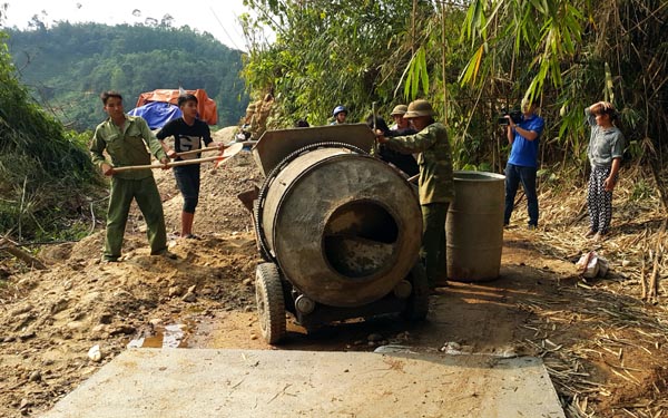 Người dân thôn Ngòi Cò đang gấp rút hoàn thành tuyến đường bê tông.
