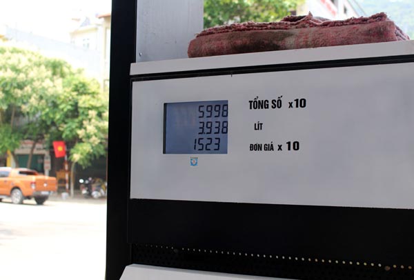 Và kết quả cho thấy, bình xăng dung tích 3,9 lít không thể “nuốt” trôi 4,5 lít xăng. 