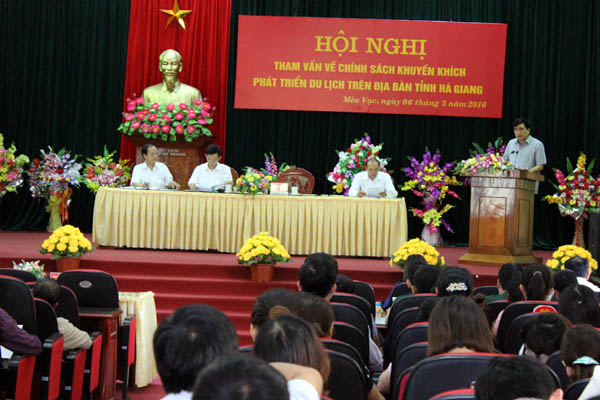 Đồng chí Hoàng Đình Phới, Ủy viên BCH Đảng bộ tỉnh, Trưởng ban Pháp chế HĐND tỉnh phát biểu khai mạc hội nghị.